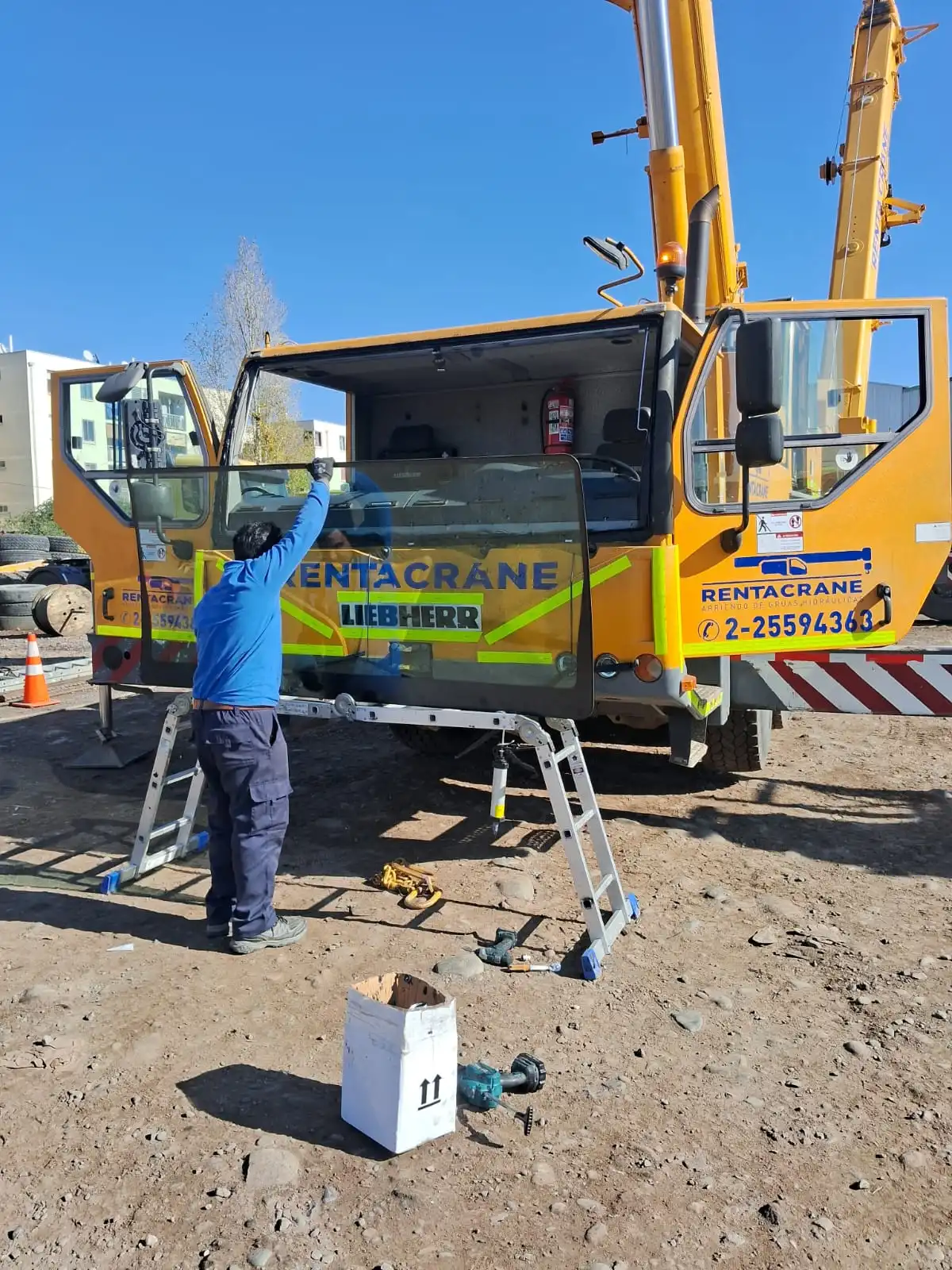 Técnico de MasterGlass instalando vidrio en terreno