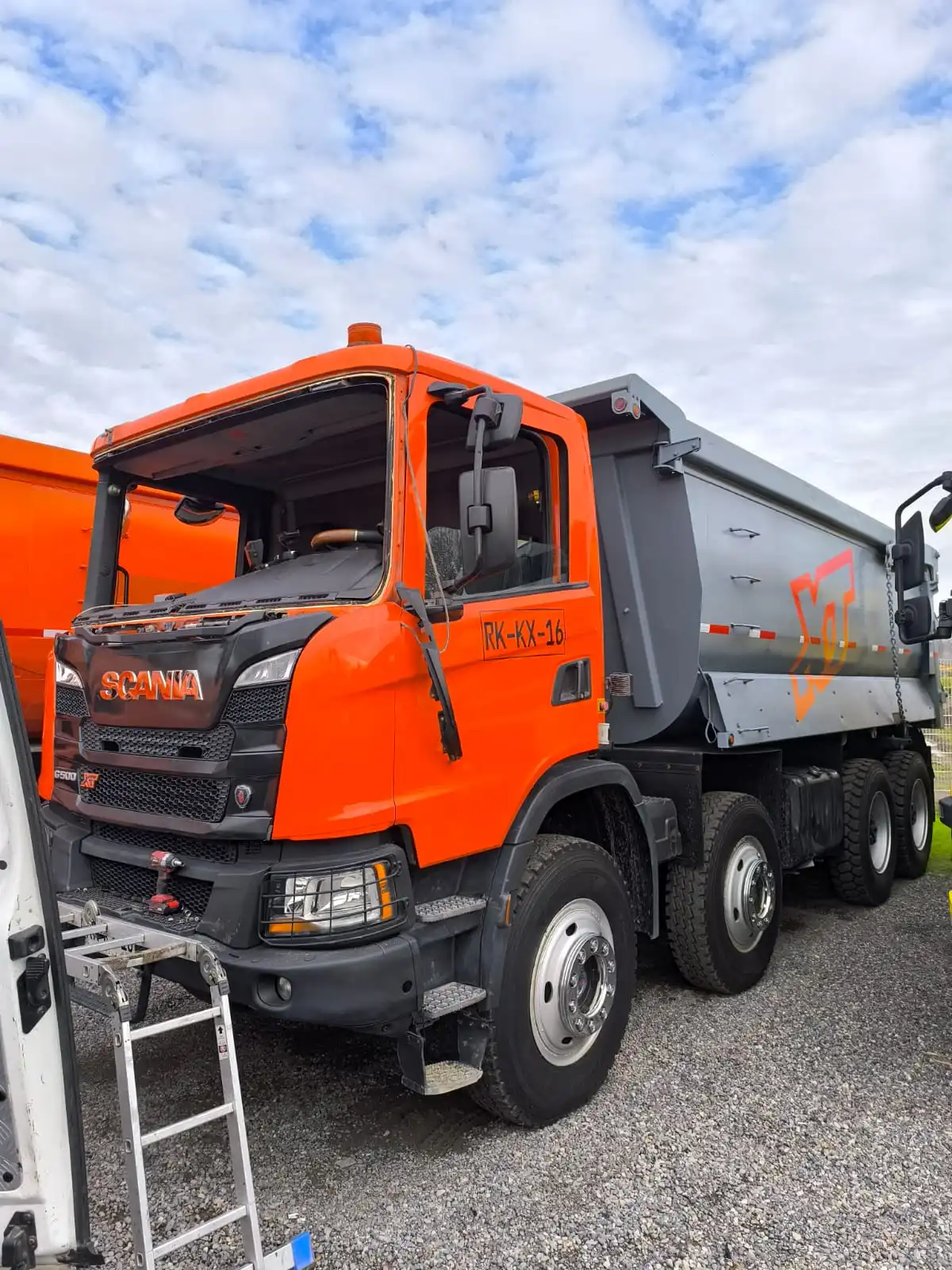 Camión tolva Scania con parabrisas nuevo